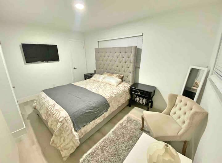 חדר שינה שני עם חדר רחצה פרטי ומקלחת 
טלוויזיה חכמה, ארון גדול. נוף לבריכה 