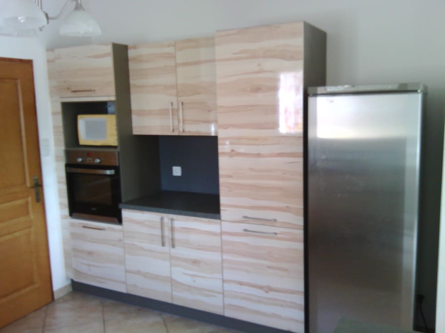 CUISINE EQUIPE D UN FOUR ET D UN MICRO ONDE. UN EMPLACEMENT EST RESERVE POUR VOUS DANS LE FRIGO