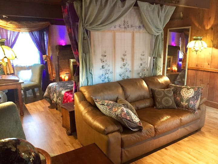 “Merlin’s Keep” An Uptown Boutique Suite For Two! - Sedona, AZ