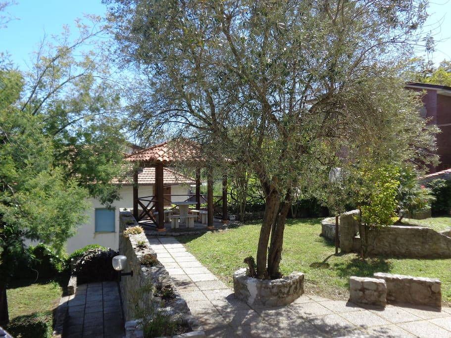 Giardino con gazebo