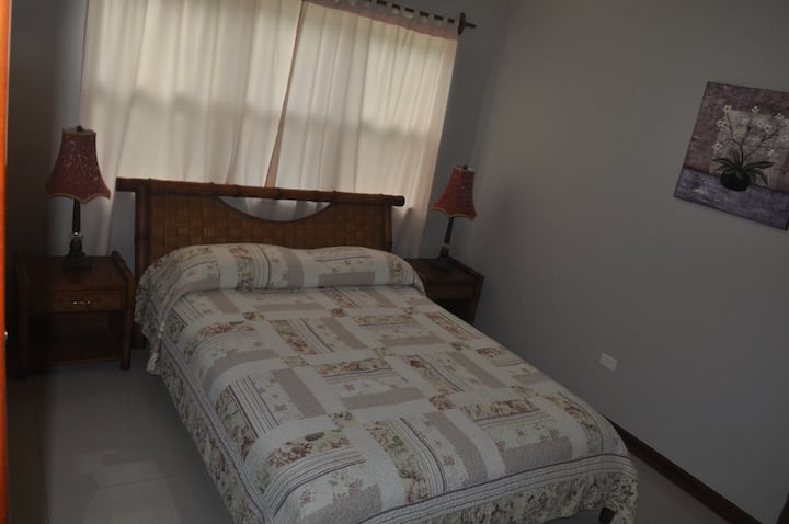 غرفة نوم ثانية تتميز بسرير بحجم كبير.