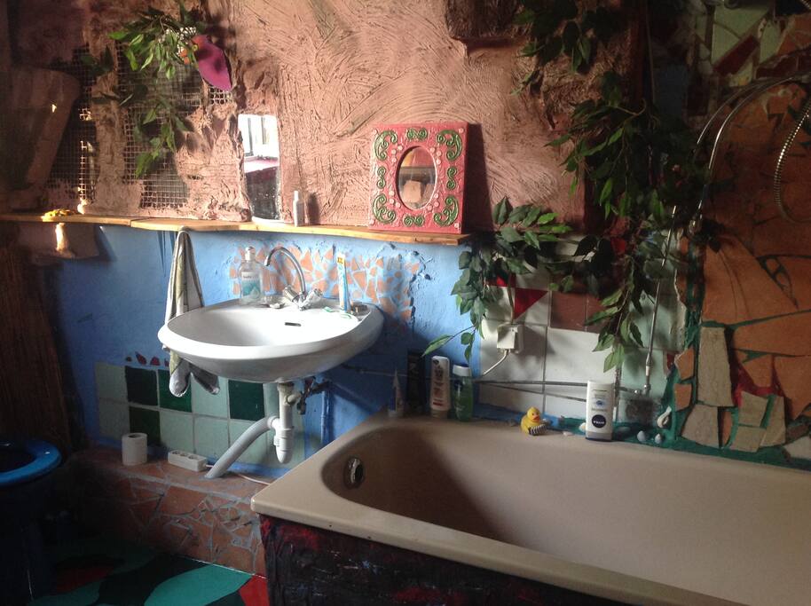 Jungle bathroom (shared with Ingo and Renee)