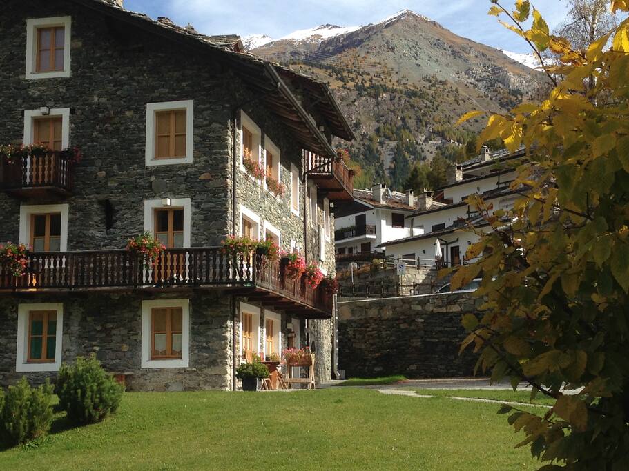 L'eremo è confinante con il muro in fondo.