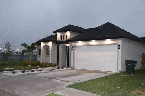 Beautiful 3 bedroom Home on gated community.