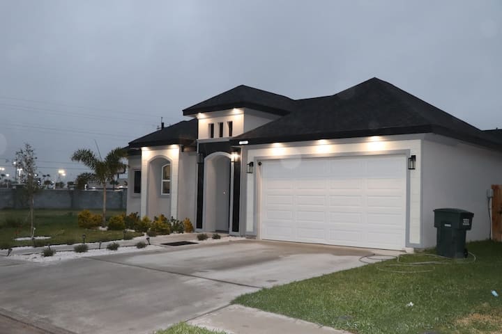 Beautiful 3 bedroom Home on gated community.