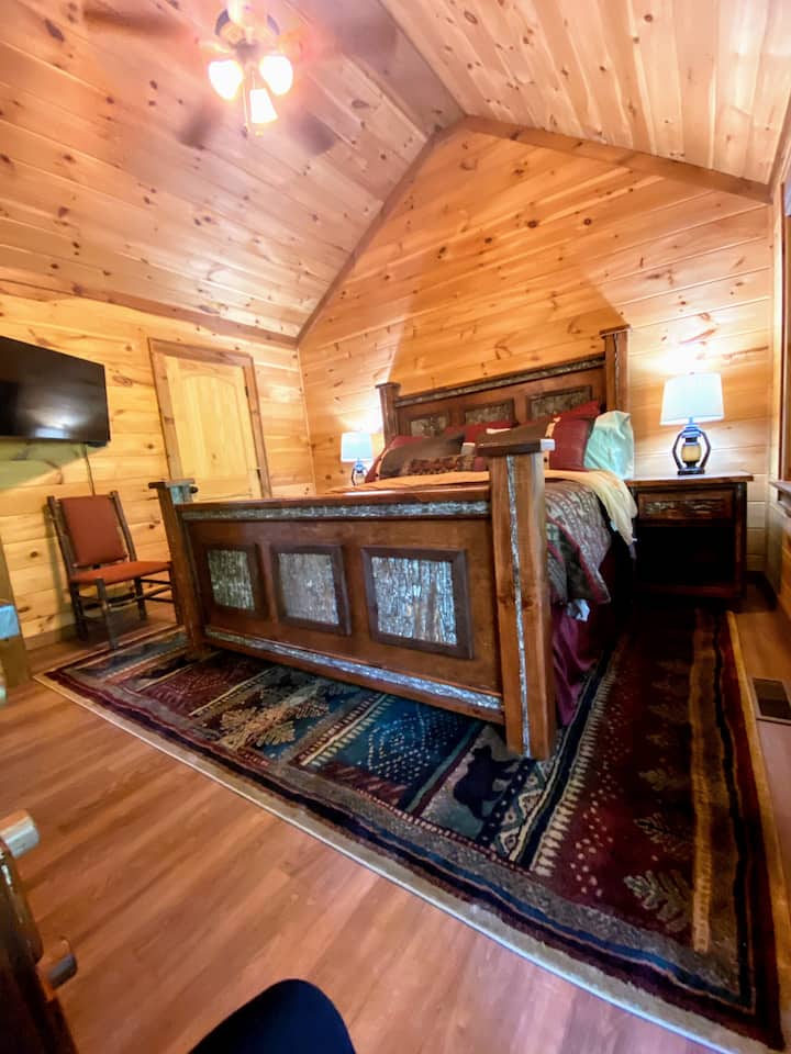 主床镶嵌着树皮--一件真正的艺术品！