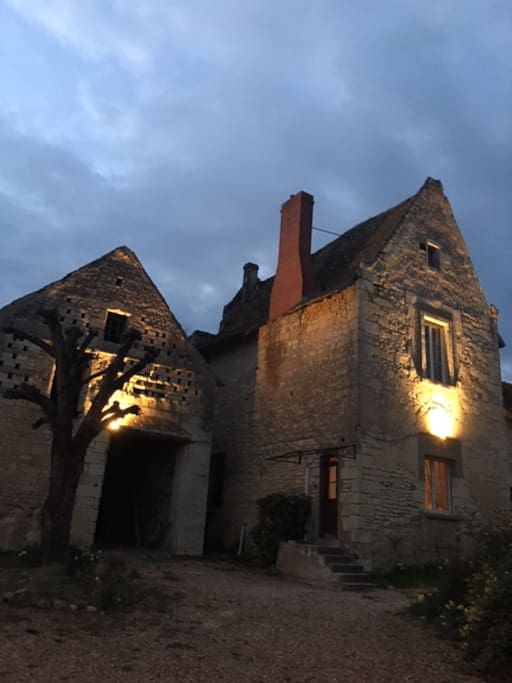 Notre Belle Maison a la tombée de la nuit.