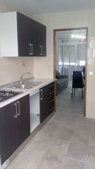 Cocina completa con electrodomésticos y menaje.