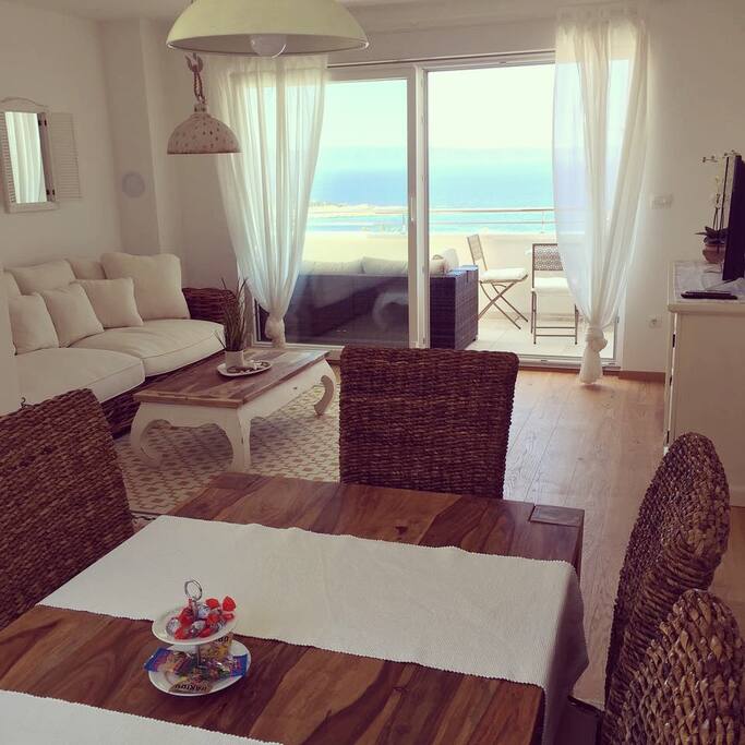 Wohnzimmer Essbereich und Terrasse