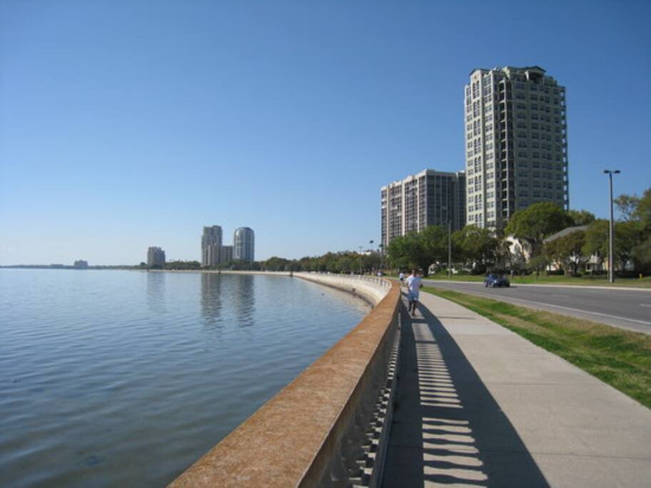 WORLD FAMOUS BAYSHORE - 2.5 BLOCKS AWAY