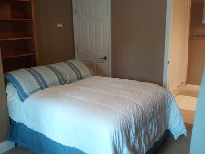 סוויטת חדר שינה שלישי - מיטה מלאה, אמבטיה מלאה עם אמבטיה/מקלחת מרובעת לבנה, ארון, טלוויזיה 32אינץ 'ותרמוסטט אישי בקומה הראשונה