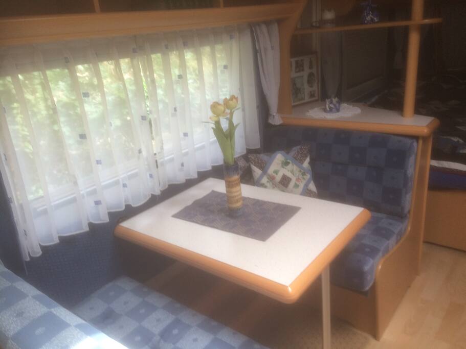 Frokostgruppe i campingvognen (dette gjøres om til seng)
