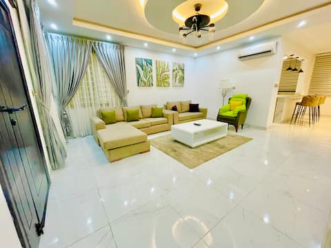 Luxry 2 Bedrooms Apartment At East Airport!