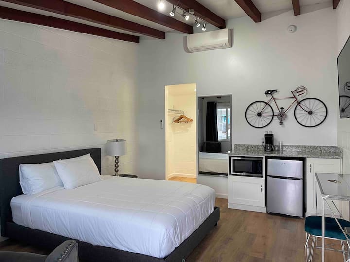 Renovated Motel Room - 킹맨