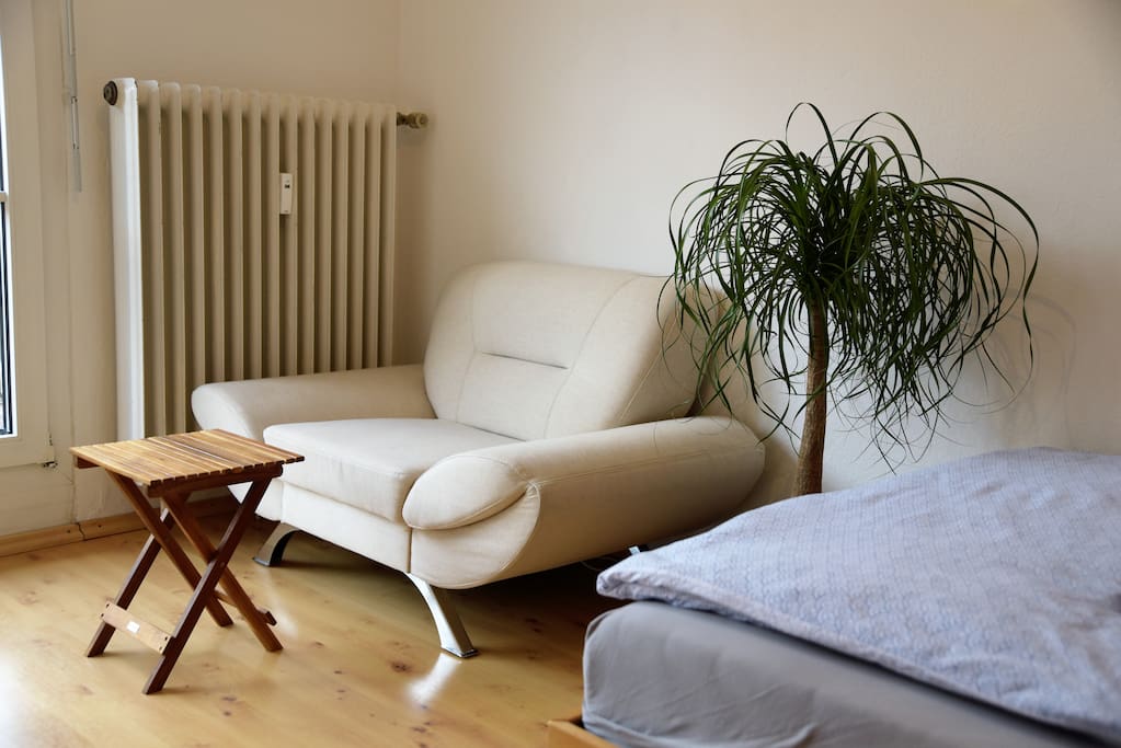 Entspanntes sitzen auf dem Sofa. Auch als kleiner Arbeitsplatz geeignet.