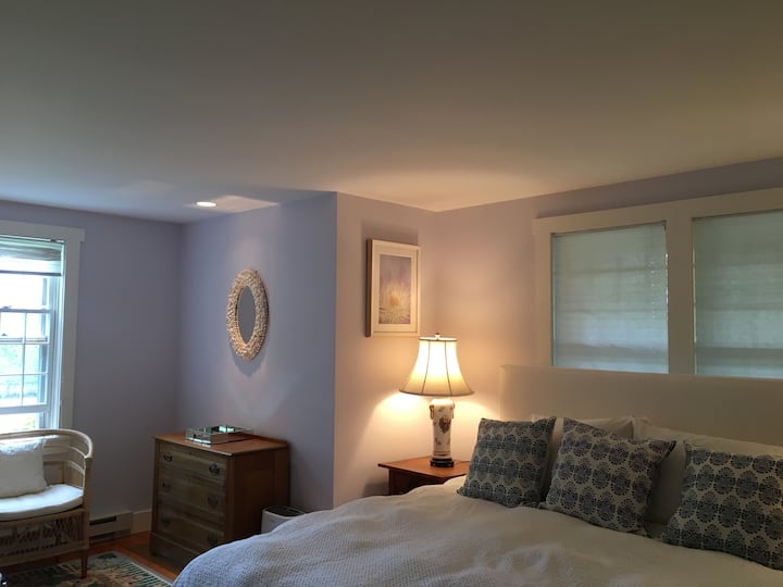 Schlafzimmer mit Kingsize-Bett IM ersten 