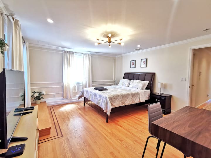 ห้องนอน 1 พร้อมเตียงควีนไซส์และห้องน้ำส่วนตัวและทีวี