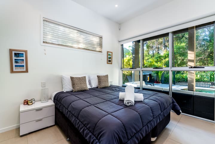 Luxury Family Home, Sunset Views – Heated Pool gallery image 4