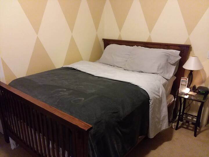 Cozy&quiet home,Queenbed w/ Tv, fridge & microwave