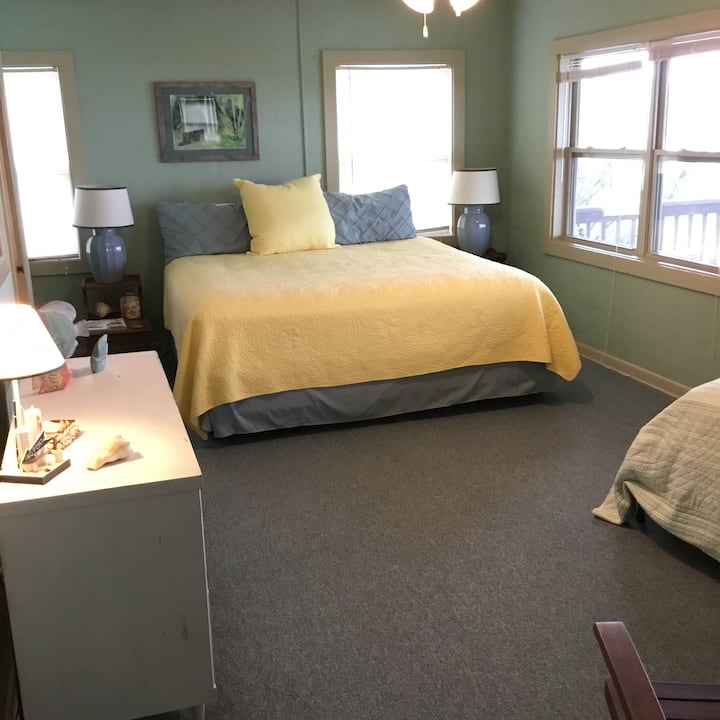 Chumba cha mfalme mkuu na kitanda kipya cha mfalme na kitanda cha pacha. Mwonekano wa ghuba. 