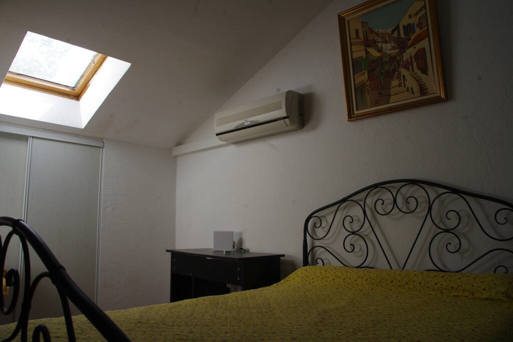Lit 140 chambre climatisée