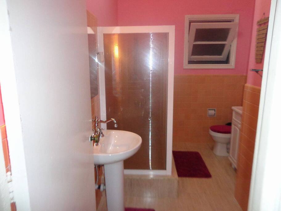 Cómodo y espacioso baño
