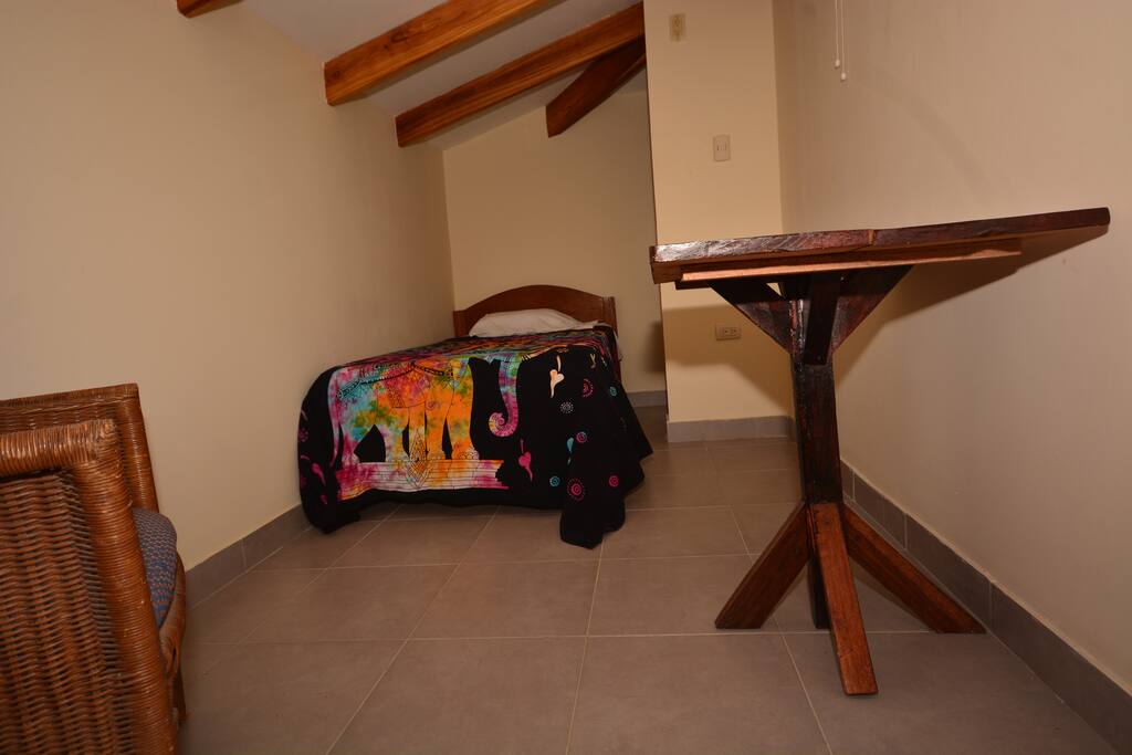 Cuarto individual, con baño privado.