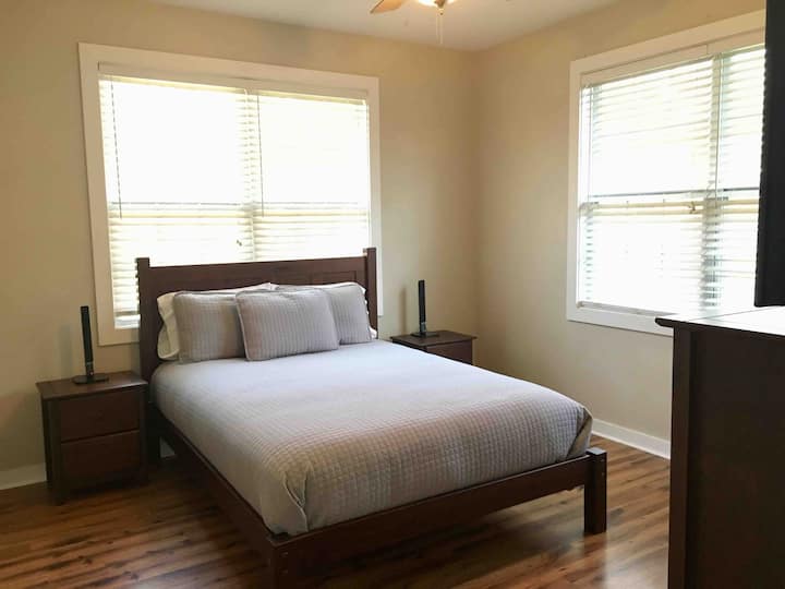 El dormitorio de arriba #1 ofrece una cama tamaño queen, 2 mesitas de noche y vestidor. +32 pulgadas TV operado por Amazon Fire Stick.