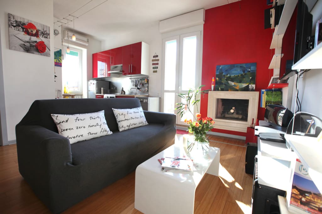 Zona living con caminetto e vista della cucina