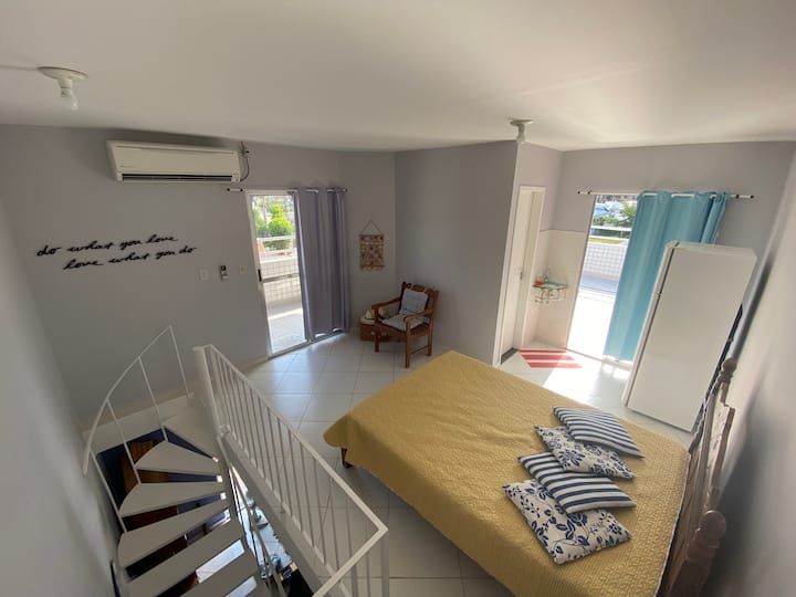 Спалня 2 (двойно легло с баня и пътека към частната зона на покрива)