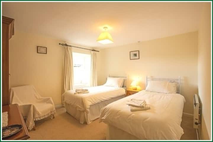 Spavaća soba s bračnim krevetom