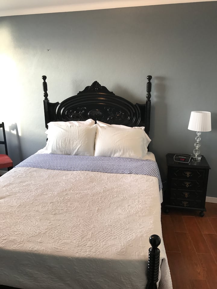 Спална соба  со брачен кревет (широк 180-220 см)