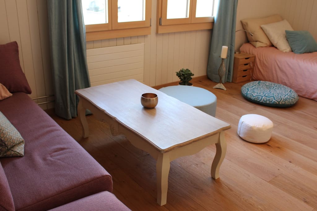 Das Sofa kann ausgezogen werden.
The sofa is a bed sofa.