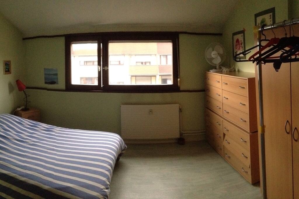 Chambre avec un lit deux places