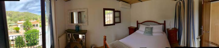 Hermosa habitación “azul”, con balcón Juliette y magníficas vistas al área de la piscina con acuario exterior, las terrazas chill-out y para tomar el sol. ¡Suite de novia perfecta!