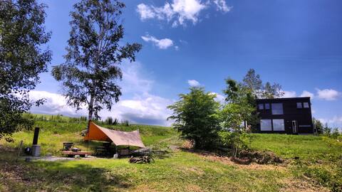It is a house built on a hill with a panoramic view of Tokachi Mine.Ideal for backcountry skiing, mo