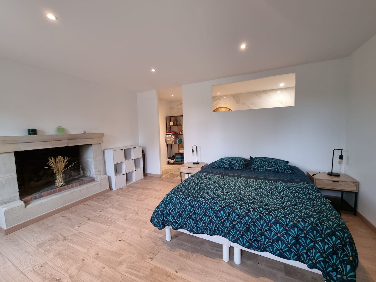 Spálňa 1 - 
Veľká spálňa na prízemí 
So 160 lôžkami 
A vlastná kúpeľňa 

Jedny dvere majú výhľad na vonkajšok / a druhý na kuchyňu. 