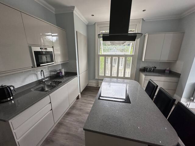 Spacious Victorian House Central Sale Free Parking gallery image 4