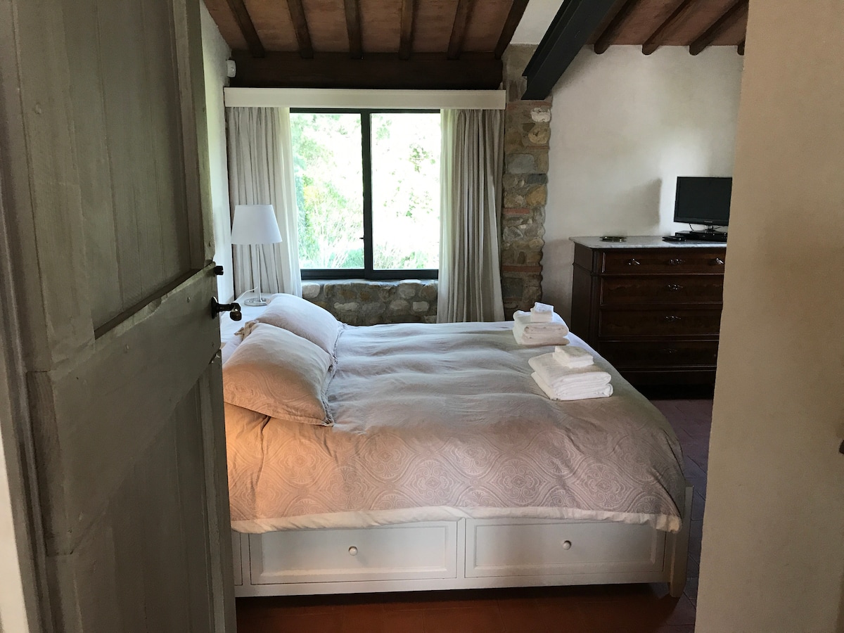 entrare nella camera padronale..tanta luce e modernità, bagno in marmo...stando nella struttura originale di 700 anni fa! Semplice con un armadio a sospensione e uno solo per i vestiti. Bagno a destra cinque gradini verso il basso… Tutto in marmo