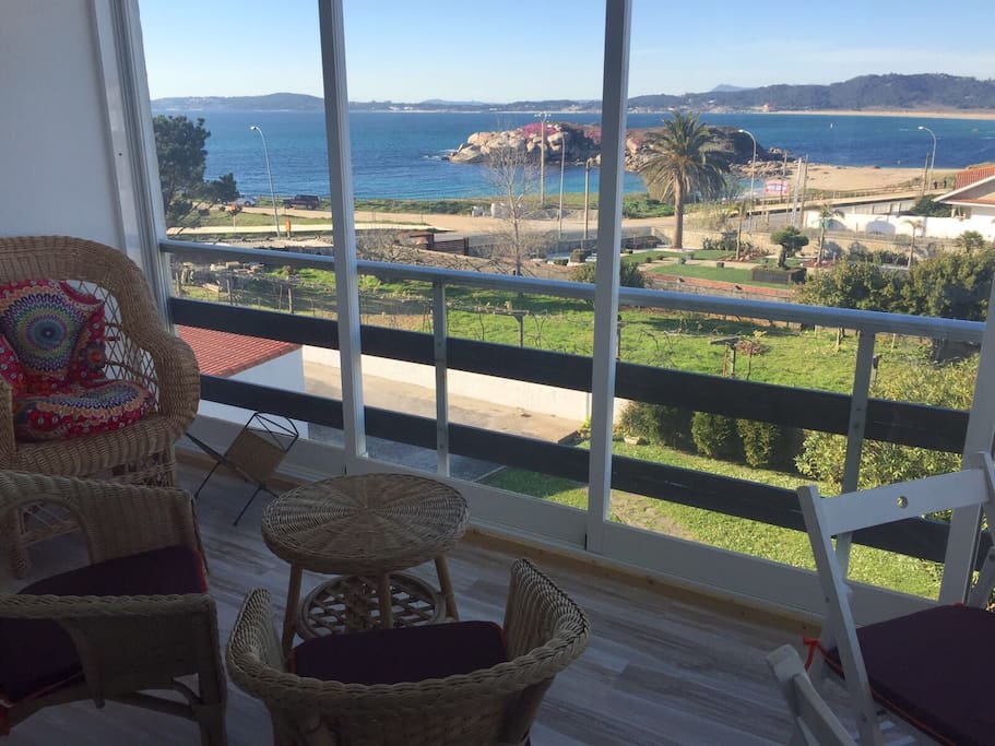 Terraza con vistas al mar y al jardín