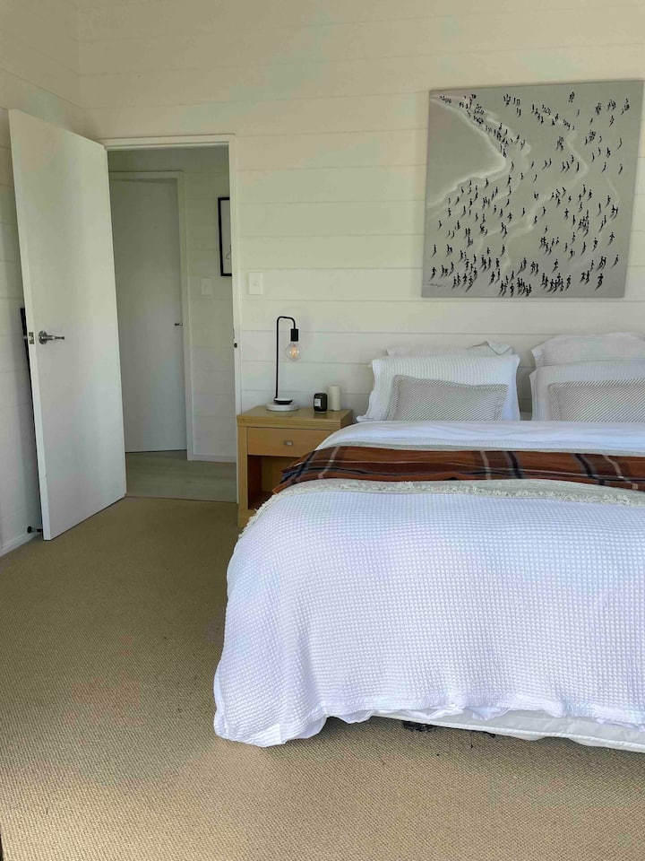 ห้องนอนใหญ่พร้อมเตียงคิงไซส์และตู้เสื้อผ้าคู่ 