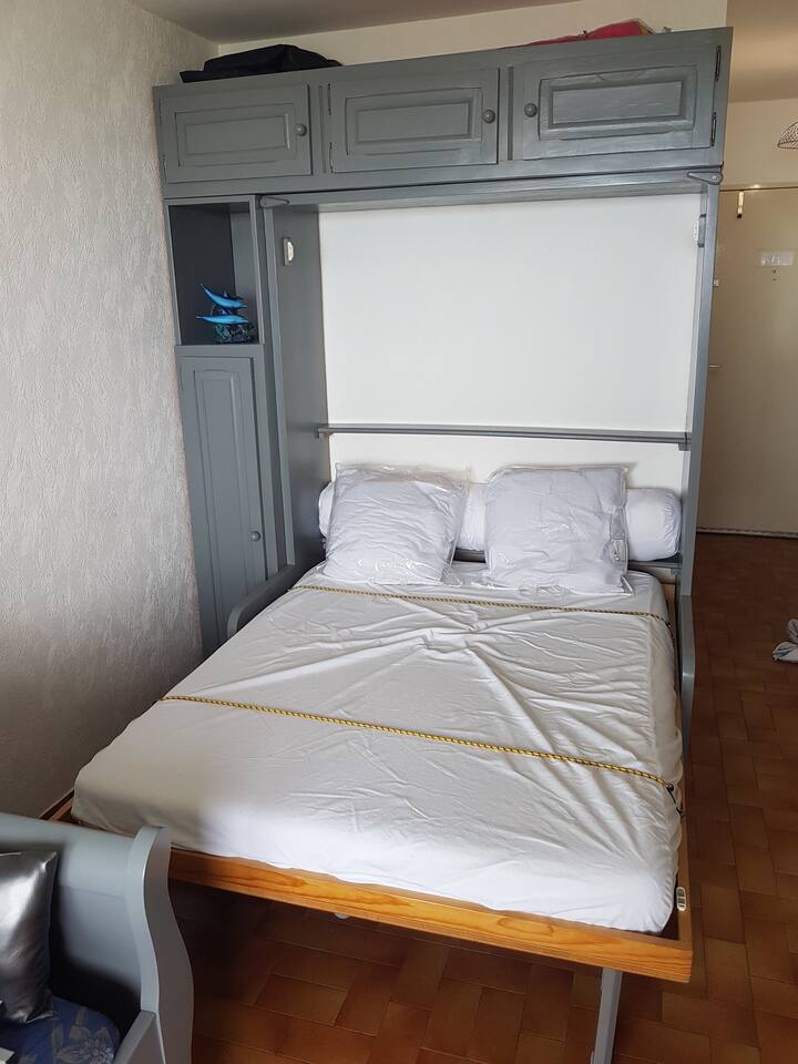 Armario cama de matrimonio abierto. 