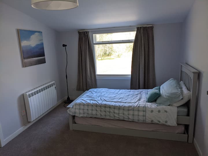 Dormitorio 2 con 2 camas de una plaza y baño privado.