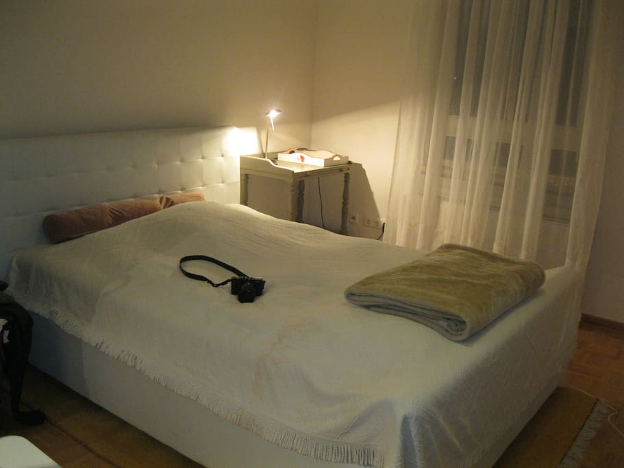 Luxuriöses Bett mit extrem komfortabler Matratze (hart bis weich einstellbar), passt sich dem Körper an und sorgt für erholsamen Schlaf!