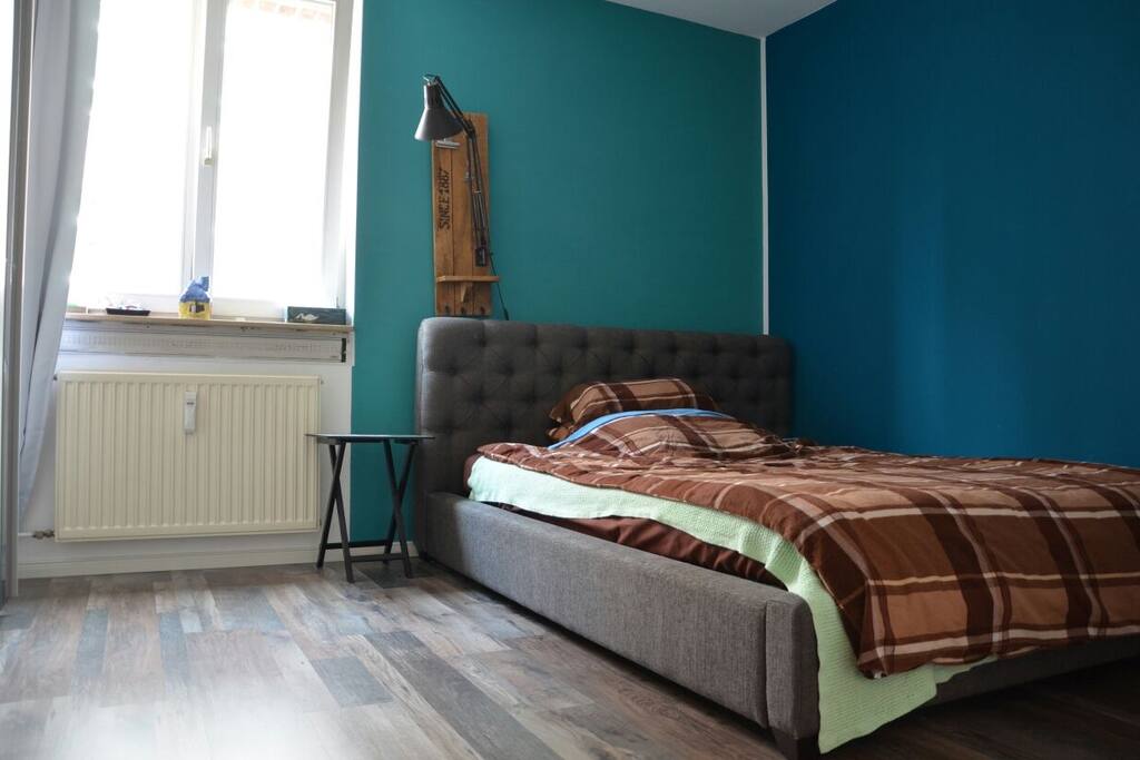 Schlafzimmer mit 160x200 Bett