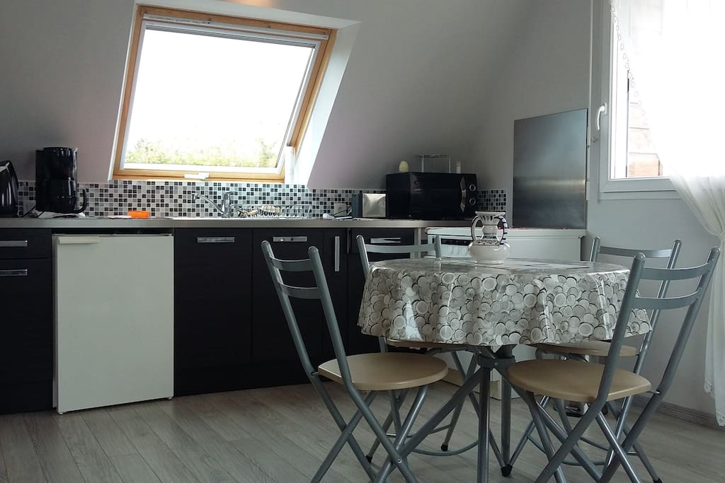 Cuisine avec four, micro-ondes, cafetière, grille-pain et vaisselle...