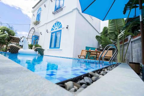 Entire Santori villa with Pool/Kitchen/Open Garden