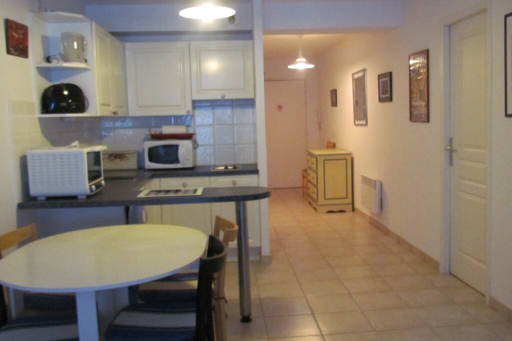 petite cuisine au fond, la porte d'entrée