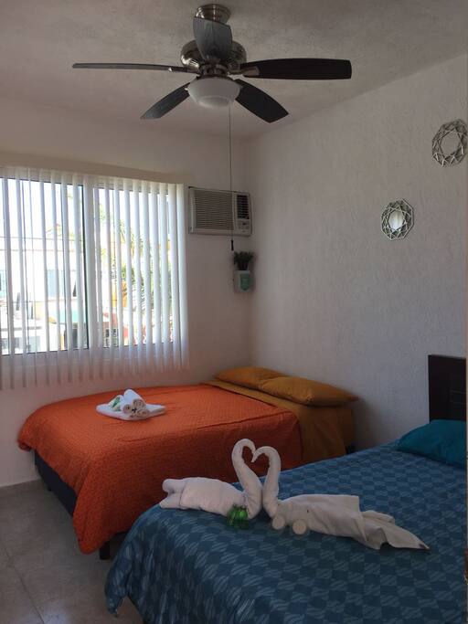 La habitación cuenta con 2 camas matrimoniales