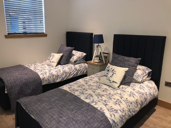 双人卧室，配备智能电视和合适的衣柜 